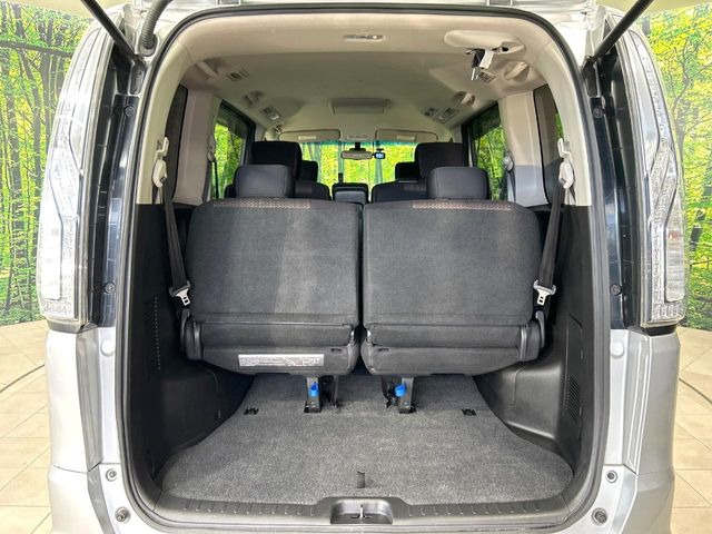 ���i�̂���������ʋ΁A���}���ɏ\���ȉ׎��X�y�[�X���m�ۂ��Ă���܂��B�Z�J���h�V�[�g��|���ƁA�傫�ȉו��̐ύڂ��\�ł���