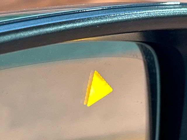 【ブラインドスポットモニタリング】走行中、ドアミラーの死角になりやすい箇所に後続車が接近するとサイドミラー付近に警告を表示、ドライバーに注意喚起をしてくれます。