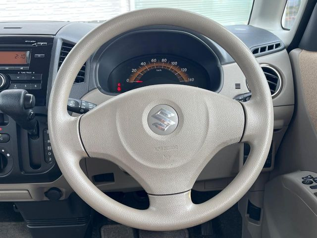 �C���e���A�ɍ��킹���f�U�C���̃X�e�A�����O�́A�^�]�������̂��Ƃ��l���A�^�]���₷���`��A�傫���ł��B�����x�A���ۂɐG���Ă��m���߂��������B