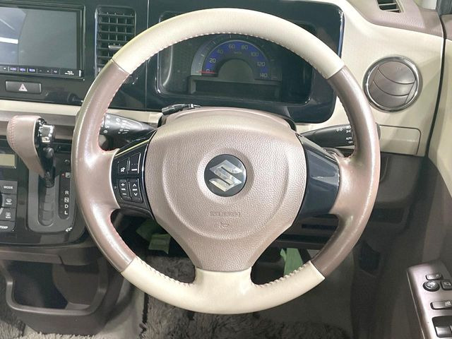 【純正革巻きステアリング】上質な革を使用することで、手にしっかり馴染みとても運転しやすいハンドルです♪