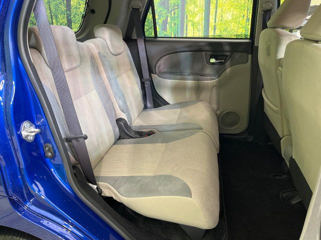 後部座席も気になるようなキズ・汚れやへたり等、大きなダメージはなく、良好な状態です。