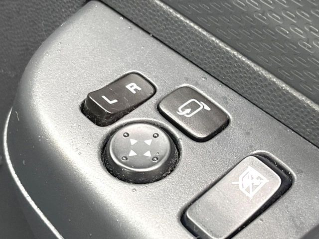 �y�d���i�[�~���[�z�T�C�h�~���[�͓d���i�[���ƂȂ��Ă���A�������ԏ�ł��L�Y�������X�N��}�����܂��B