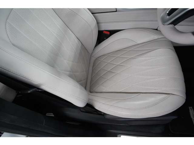 ナッパレザーが高級感だけでなく、しっかりとしたホールド感で包み込んでくれます。