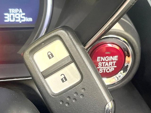 【Hondaスマートキー】カバンやポケットに入れたままでもドアの施錠・解錠が可能なスマートキーを装備。エンジンのオン・オフ時もカギを取り出す必要が無いからとっても便利です♪