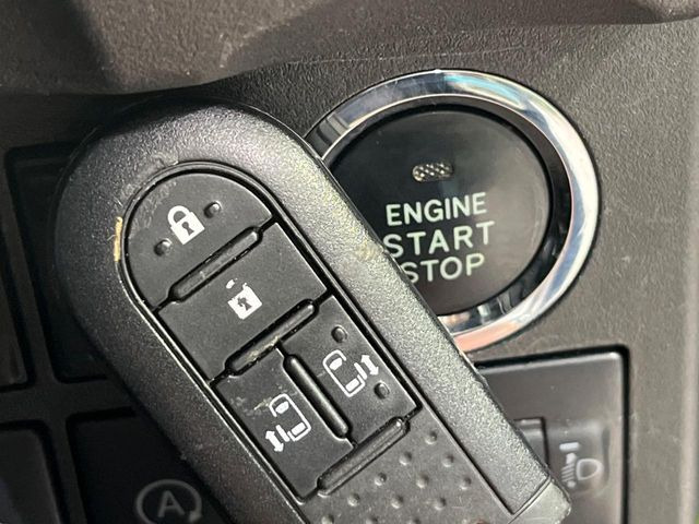 【キーフリーシステム】カバンやポケットに入れたままでもドアの施錠・解錠が可能なスマートキーを装備。エンジンのオン・オフ時もカギを取り出す必要が無いからとっても便利です♪