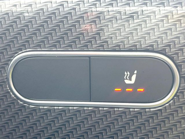 ●フロントシートヒーティング:運転席・助手席共に三段階で調節が可能なシートヒーターを装備しております。季節を問わず快適にご使用いただけます。