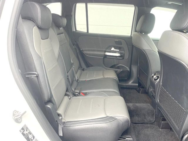 ●後部座席も気になるようなキズ・汚れやへたり等、大きなダメージはなく、良好な状態です。