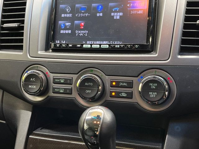 【左右独立型フルオートエアコン】運転席と助手席でそれぞれお好みの温度に設定可能。同乗者にも配慮した、快適な空調をお届け致します。