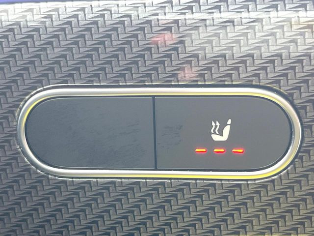 ●フロントシートヒーティング:運転席・助手席共に三段階で調節が可能なシートヒーターを装備しております。季節を問わず快適にご使用いただけます。