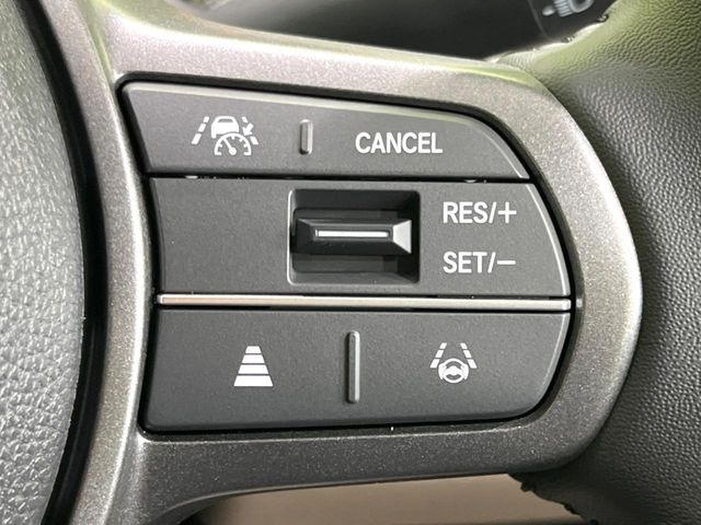 【アダプティブクルーズコントロール】高速道路での長距離走行が楽に!!自動で速度を保つクルーズコントロールが、衝突軽減システムと連携し、前方の車両を感知して車間を保つように速度調節してくれます!!