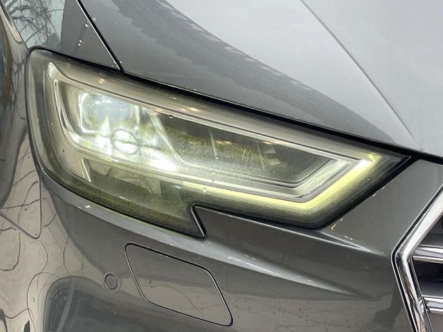 ●LEDハイビームが多数独立で存在し、ハイビーム時に対向車や前方を走る車の部分をロービームに切り替えが可能!!シーケンシャルウインカーも装備!!