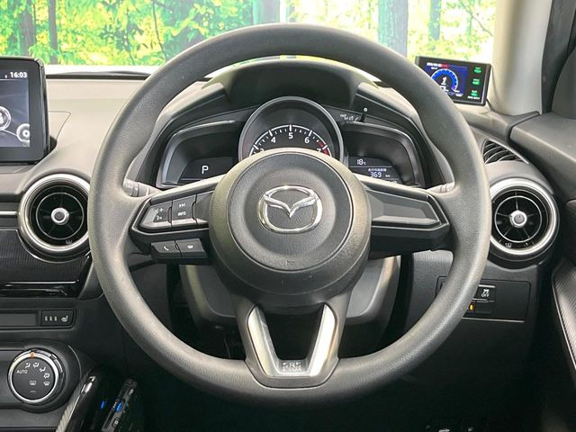 �C���e���A�ɍ��킹���f�U�C���̃X�e�A�����O�́A�^�]�������̂��Ƃ��l���A�^�]���₷���`��A�傫���ł��B�����x�A���ۂɐG���Ă��m���߂��������B