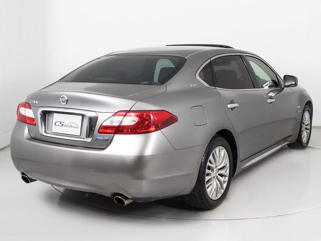 個性的なリアビューで御座います。精悍な佇まいは高級車ならではです。