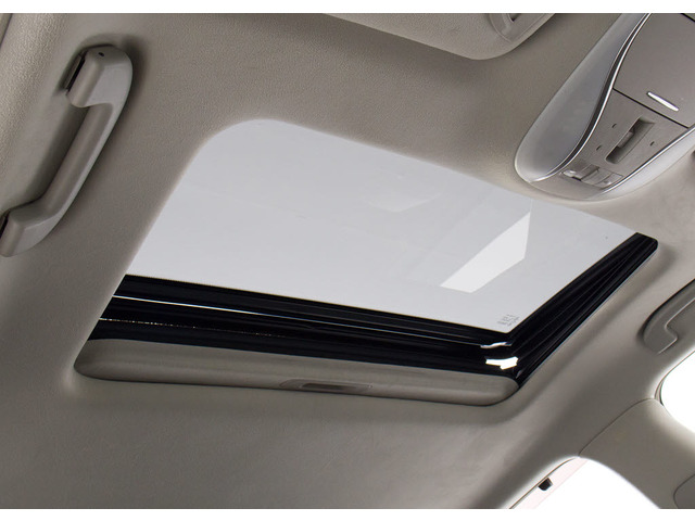 ★人気装備のサンルーフ!様々なドライブシーンで活躍してくれます!!開放感ある車内空間は気持ちがいいですよ!