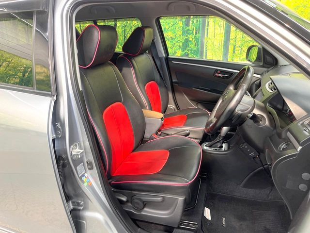 運転席シート廻りは使用感も少なく、良好な状態となっています。前オーナー様が丁寧に使っていたことがよくわかりますね。