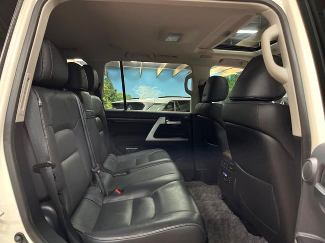 広々とした2列目シートは居住性が高く、居心地も快適!友達や家族とのお出かけにぴったりです。ベビーシートやチャイルドシート使用時も快適にお過ごしいただける十分な空間を確保しています。