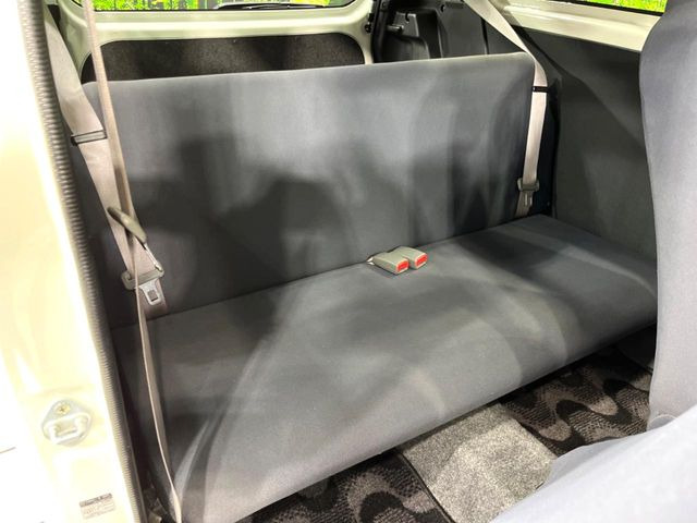 後部座席も気になるようなキズ・汚れやへたり等、大きなダメージはなく、良好な状態です。