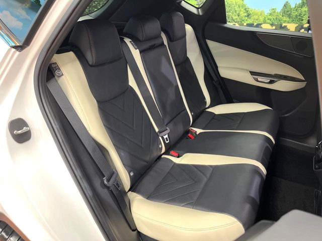 広々とした2列目シートは居住性が高く、居心地も快適!友達や家族とのお出かけにぴったりです。ベビーシートやチャイルドシート使用時も快適にお過ごしいただける十分な空間を確保しています。