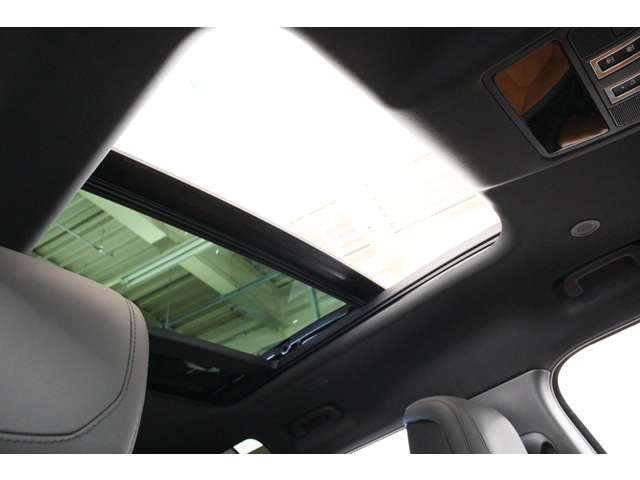 2023年式のランドローバー ディフェンダー110 X D300は、伝統の無骨なデザインと現代のラグジュアリー性を高次元で融合した一台です。