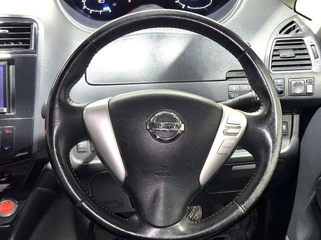 �C���e���A�ɍ��킹���f�U�C���̃X�e�A�����O�́A�^�]�������̂��Ƃ��l���A�^�]���₷���`��A�傫���ł��B�����x�A���ۂɐG���Ă��m���߂��������B