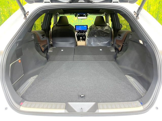 ���i�̂���������ʋ΁A���}���ɏ\���ȉ׎��X�y�[�X���m�ۂ��Ă���܂��B�Z�J���h�V�[�g��|���ƁA�傫�ȉו��̐ύڂ��\�ł���