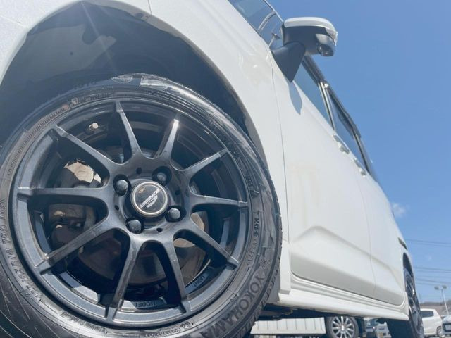 �y�A���~�z�C�[���z�O�ςɃ}�b�`�����A���~�z�C�[���𑕒����Ă���܂��B�e��A���~�z�C�[����A�X�^�b�h���X�^�C�����戵�����Ă���܂��B���񂲑��k����������