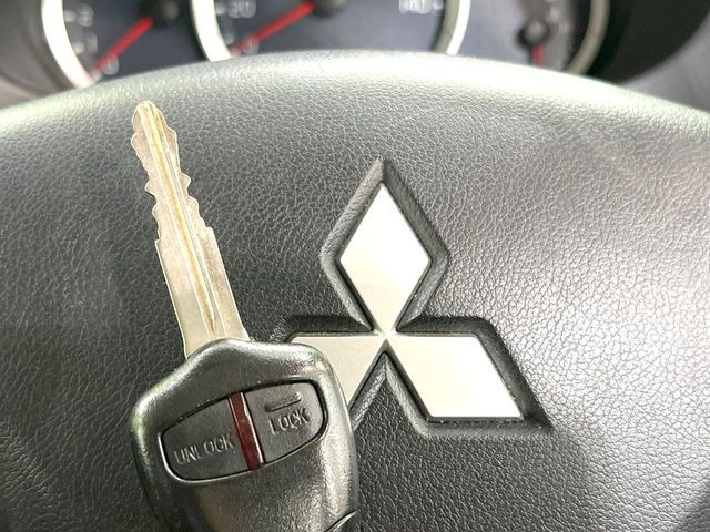 【キーレス】少し離れた場所からでもボタン一つでドアの開錠・施錠ができるのでとっても便利!ドアの鍵穴周りに傷をつけることもありません♪