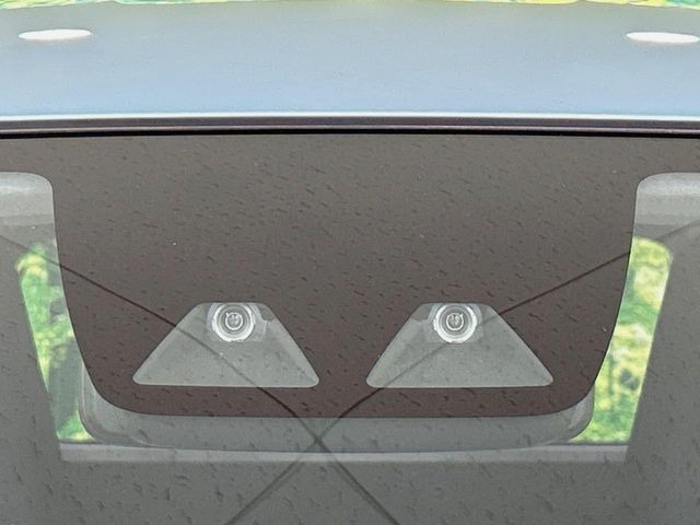 【スマートアシスト】走行中に前方の車両等を認識し、衝突しそうな時は警報とブレーキで衝突回避と被害軽減をアシスト。より安全にドライブをお楽しみいただけます。