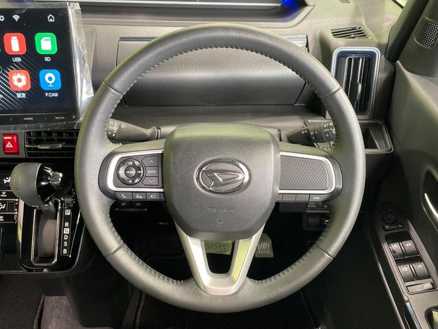 �C���e���A�ɍ��킹���f�U�C���̃X�e�A�����O�́A�^�]�������̂��Ƃ��l���A�^�]���₷���`��A�傫���ł��B�����x�A���ۂɐG���Ă��m���߂��������B