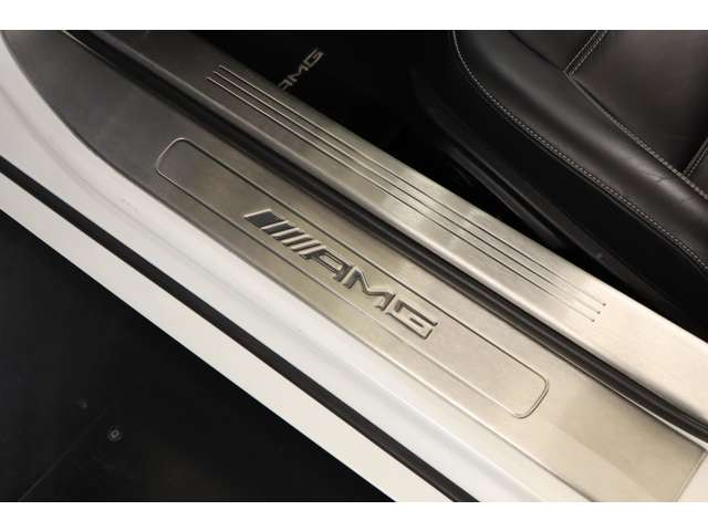 �f�U�C����1954�N�ɔ��\���ꂽ�����Z�f�X�E�x���c�̃N�[�y�A300SL�����`�[�t�Ƃ��Ă���A�������т��m�[�Y�������ł�
