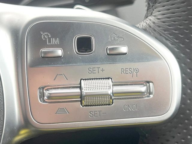 ●ディスタンスパイロットディストロニック:都市、郊外、高速道路などの走行時に、ステレオマルチパーパスカメラとレーダーセンサーにより、前走車を認識して速度に応じた車間距離を維持する次世代のクルコン!