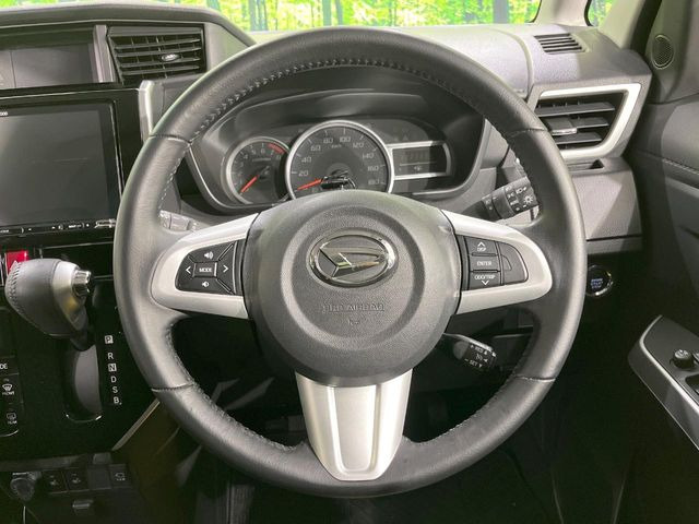 �C���e���A�ɍ��킹���f�U�C���̃X�e�A�����O�́A�^�]�������̂��Ƃ��l���A�^�]���₷���`��A�傫���ł��B�����x�A���ۂɐG���Ă��m���߂��������B