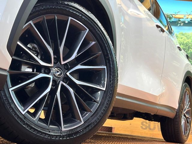 【純正20インチアルミホイール】外観にマッチした純正アルミホイールを装着しております。各種社外アルミホイールや、スタッドレスタイヤも取扱いしております。是非ご相談ください♪