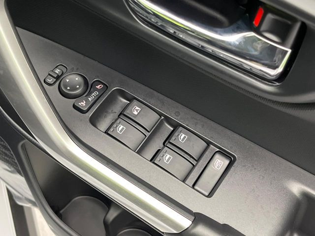 【電動格納ミラー】サイドミラーは電動格納式となっており、狭い駐車場でもキズがつくリスクを抑えられます。