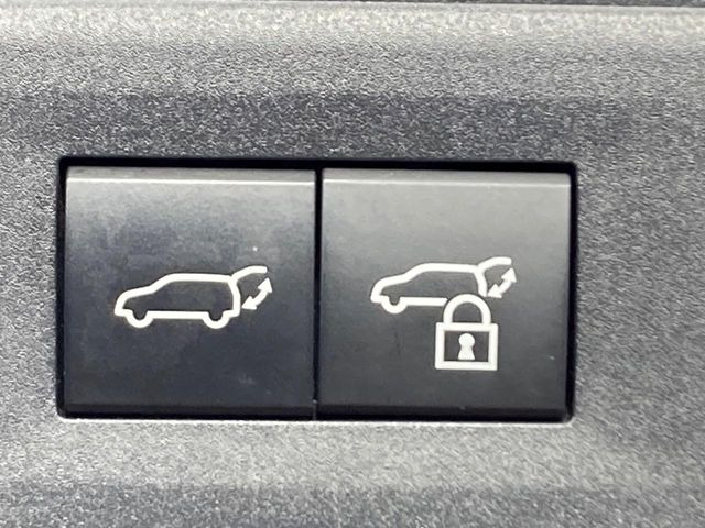 【パワーバックドア】スマートキーや運転席のボタンを押すだけでリアゲートが自動で開閉します!荷物を持っている時や、高い位置にあるバックドアを閉める際に便利な機能です♪