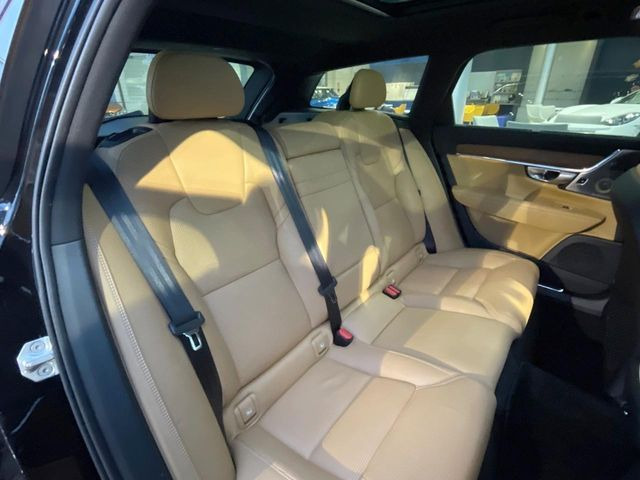 ●後部座席も気になるようなキズ・汚れやへたり等、大きなダメージはなく、良好な状態です。