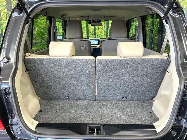 ���i�̂���������ʋ΁A���}���ɏ\���ȉ׎��X�y�[�X���m�ۂ��Ă���܂��B�Z�J���h�V�[�g��|���ƁA�傫�ȉו��̐ύڂ��\�ł���