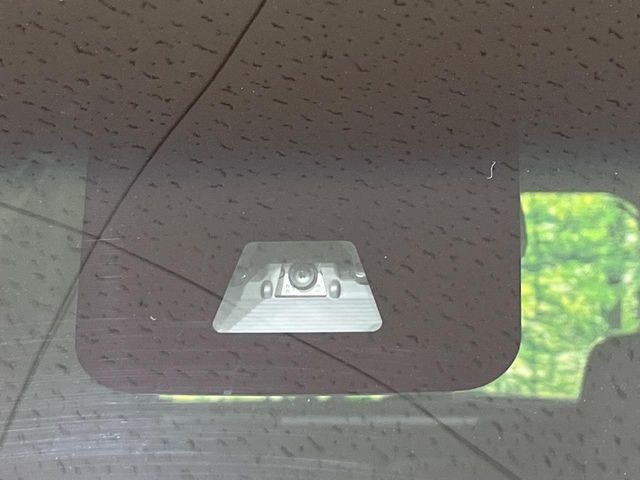 【スマートアシスト】走行中に前方の車両等を認識し、衝突しそうな時は警報とブレーキで衝突回避と被害軽減をアシスト。より安全にドライブをお楽しみいただけます。