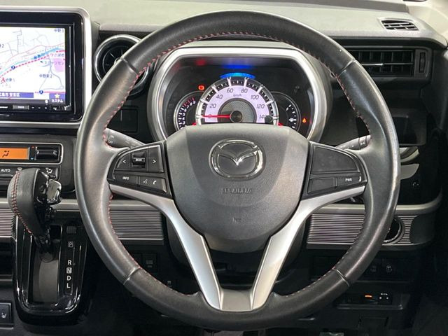 �C���e���A�ɍ��킹���f�U�C���̃X�e�A�����O�́A�^�]�������̂��Ƃ��l���A�^�]���₷���`��A�傫���ł��B�����x�A���ۂɐG���Ă��m���߂��������B