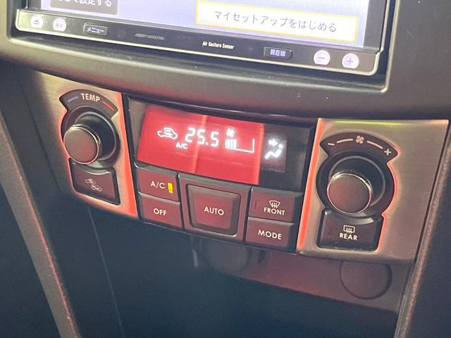 【オートエアコン】一度お好みの温度に設定すれば、車内の温度を検知し風量や温度を自動で調整。暑い&hellip;寒い&hellip;と何度もスイッチ操作をする必要はありません。快適な車内空間には必須の機能ですね♪