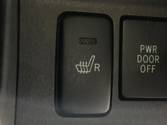 【シートヒーター】寒い日に重宝するシートヒーター!エアコンより早く温まってくれるので寒がりの人も安心ですね♪エアコンの温風は乾燥するから苦手、という方にもをおすすめです。