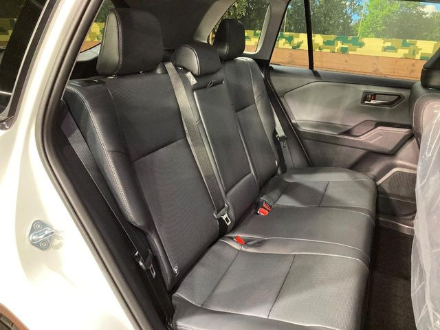 後部座席も気になるようなキズ・汚れやへたり等、大きなダメージはなく、良好な状態です。