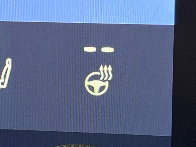 【ステアリングヒーター】冬場に冷たくなりやすい革巻きステアリングを、スイッチ一つで素早く適温に!エアコンよりも早く温まってくれるので、寒い日の運転も快適になりますね♪