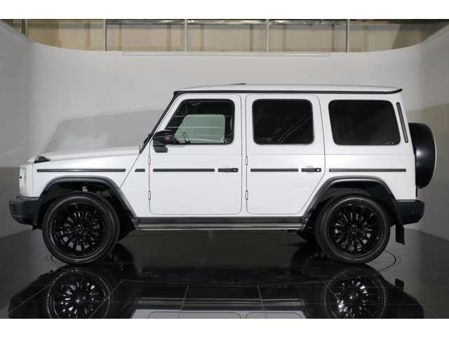 外装内装共に専用装備を多数盛り込まれた贅沢な1台。