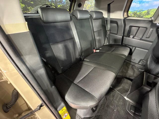 後部座席も気になるようなキズ・汚れやへたり等、大きなダメージはなく、良好な状態です。
