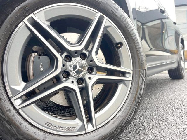 ●純正19インチアルミホイール:輸入車ならではの卓越した走りを支えるホイールと足回りです!日本車の走りに慣れている方にもぜひ体感して頂きたいほど、高いレベルでまとまっています!