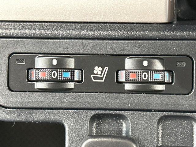 【シートベンチレーション】夏場は涼しい風でお尻や背中の熱やムレを防ぎ、冬はエアコンよりも早く温まってポカポカに!季節を問わず快適に過ごせます。