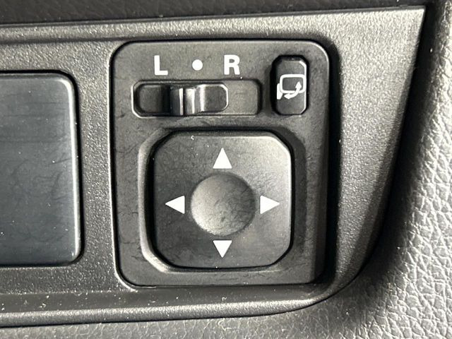 �y�d���i�[�~���[�z�T�C�h�~���[�͓d���i�[���ƂȂ��Ă���A�������ԏ�ł��L�Y�������X�N��}�����܂��B