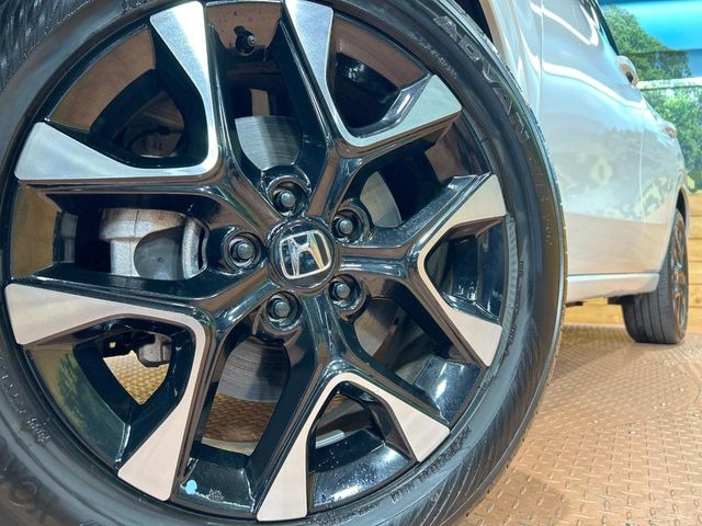 �y����18�C���`�A���~�z�C�[���z�O�ςɃ}�b�`���������A���~�z�C�[���𑕒����Ă���܂��B�e��ЊO�A���~�z�C�[����A�X�^�b�h���X�^�C�����戵�����Ă���܂��B���񂲑��k����������