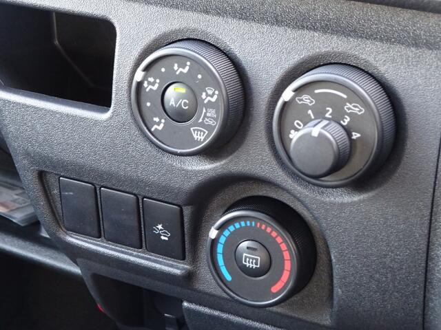 ダイヤル式のマニュアルエアコンになります!シンプルにまとめられています。